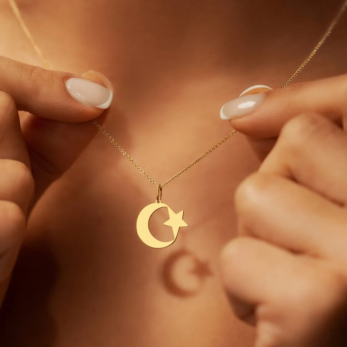 Naszyjnik damski z symboliczną zawieszką islamu – półksiężyc i arabska gwiazda, złoty