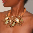 Naszyjnik obroża z eleganckim wisiorkiem w kształcie kwiatu