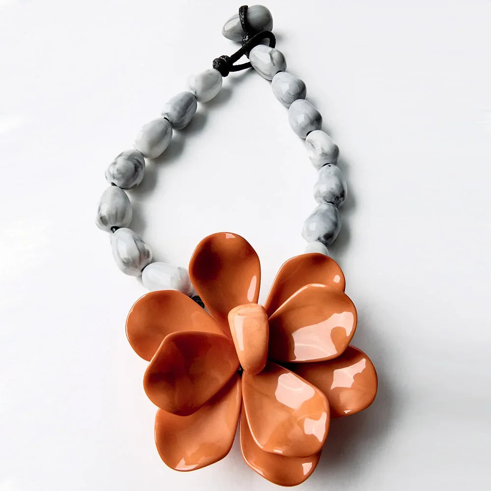 Collier Ras de Cou avec Grand Pendentif Fleur orange