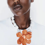Naszyjnik obroża z dużym pomarańczowym kwiatowym wisiorkiem
