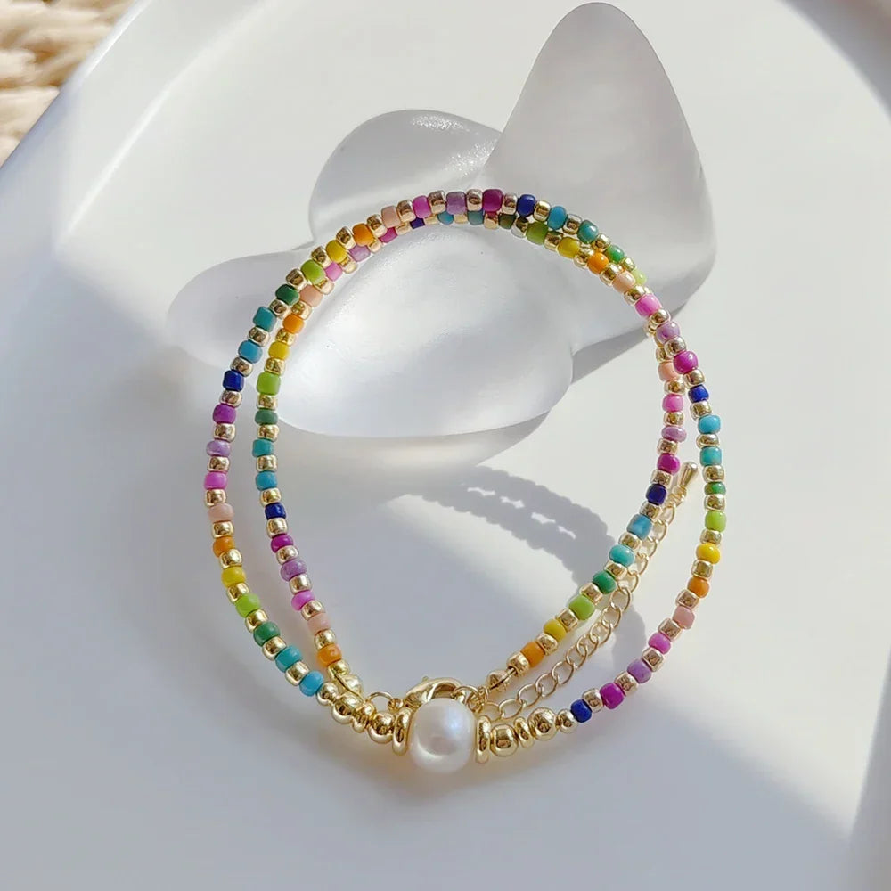Naszyjnik typu choker z zawieszką w kształcie tęczy i perełkami