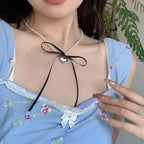 Naszyjnik obroża z zawieszką w kształcie serca i czarnymi perełkami