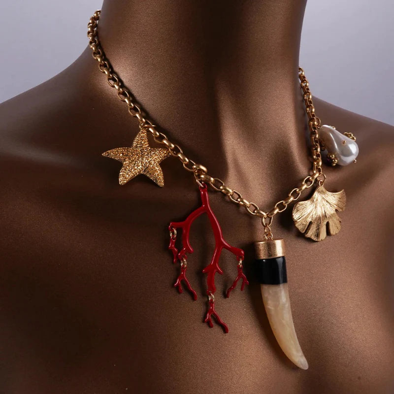 Collier Ras de Cou avec Pendentifs Corail et Coquillages
