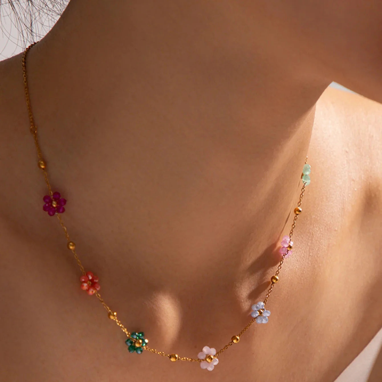 Collier Ras de Cou avec Pendentif Fleurs Colorées