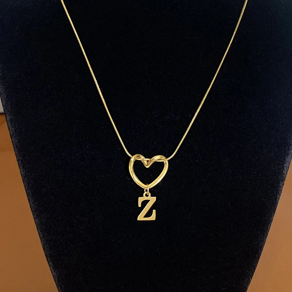 Choker z zawieszką z inicjałem i sercem - litera 
