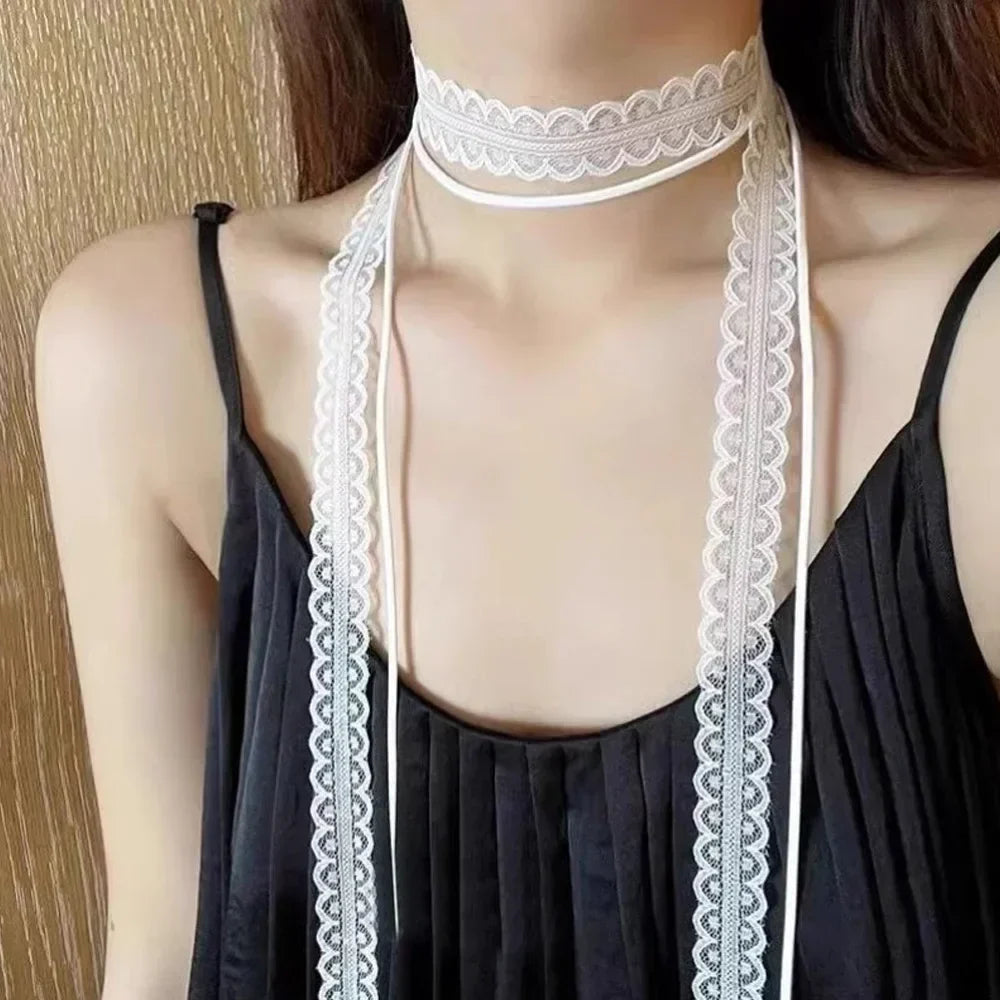 Choker z białą zawieszką w kształcie kokardy