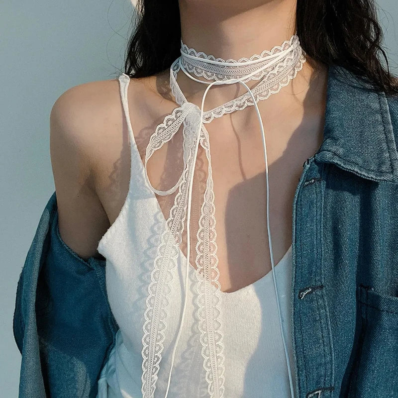 Choker z białą zawieszką w kształcie kokardy