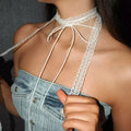 Choker z białą zawieszką w kształcie kokardy