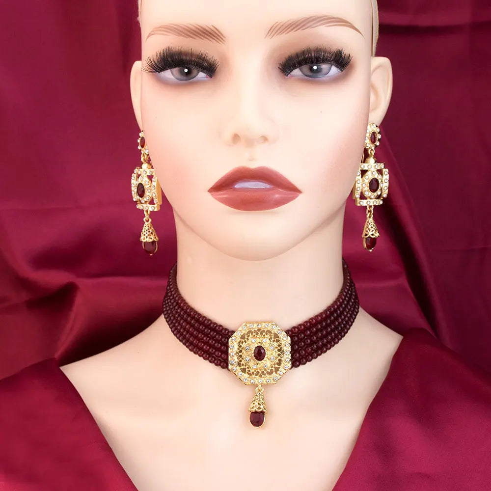 Naszyjnik typu choker z koralików z zawieszką i arabskimi wiszącymi kolczykami w kolorze czerwonym