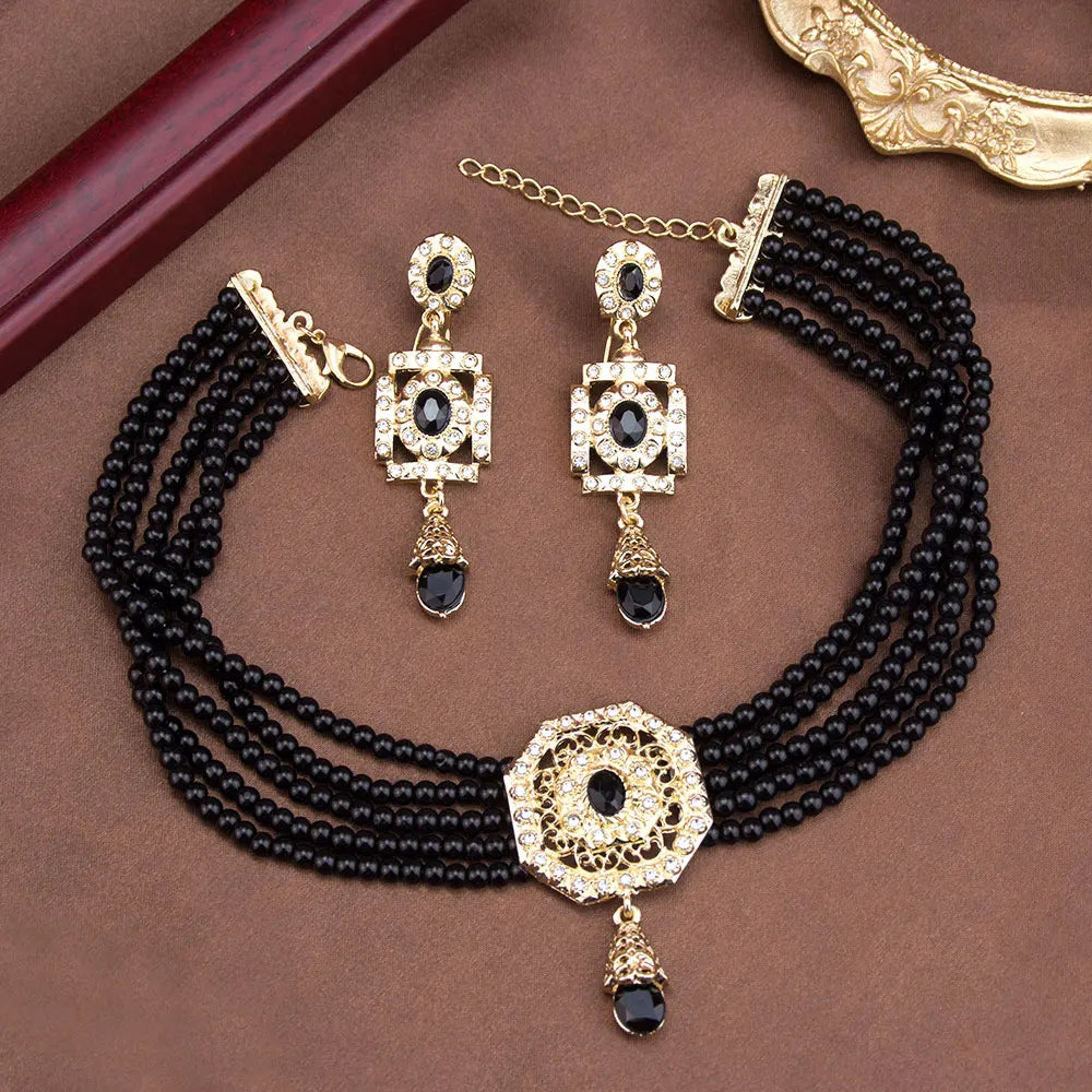 Naszyjnik typu choker z koralików z zawieszką i arabskimi wiszącymi kolczykami w kolorze czarnym