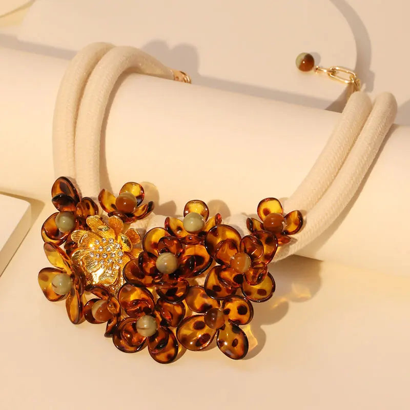 Collier Ras de Cou Ethnique avec Joli Pendentif