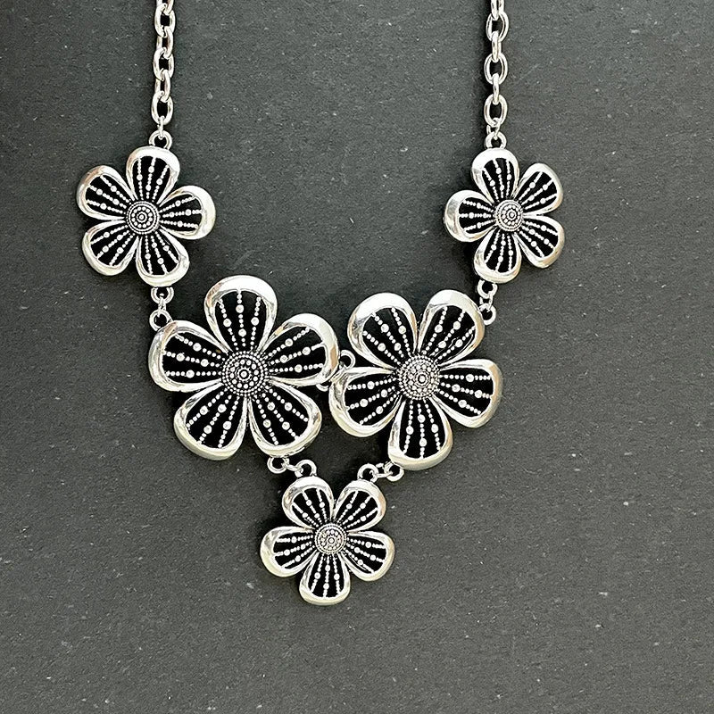 Collier Ras de Cou Pendentif à Grosses Fleurs 5 pétales