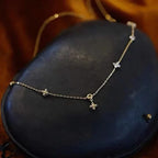 Naszyjnik typu choker z zawieszką w kształcie kwiatu z cyrkonią w kolorze srebra