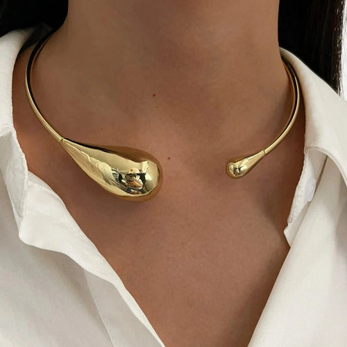 Naszyjnik obroża z zawieszką w kształcie kropli wody złoty