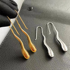 Eleganckie wiszące kolczyki z cienką kroplą wody w kolorze złotym