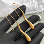 Eleganckie wiszące kolczyki z cienką kroplą wody w kolorze złotym