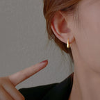 Delikatne kolczyki wiszące w kształcie kropli wody złote