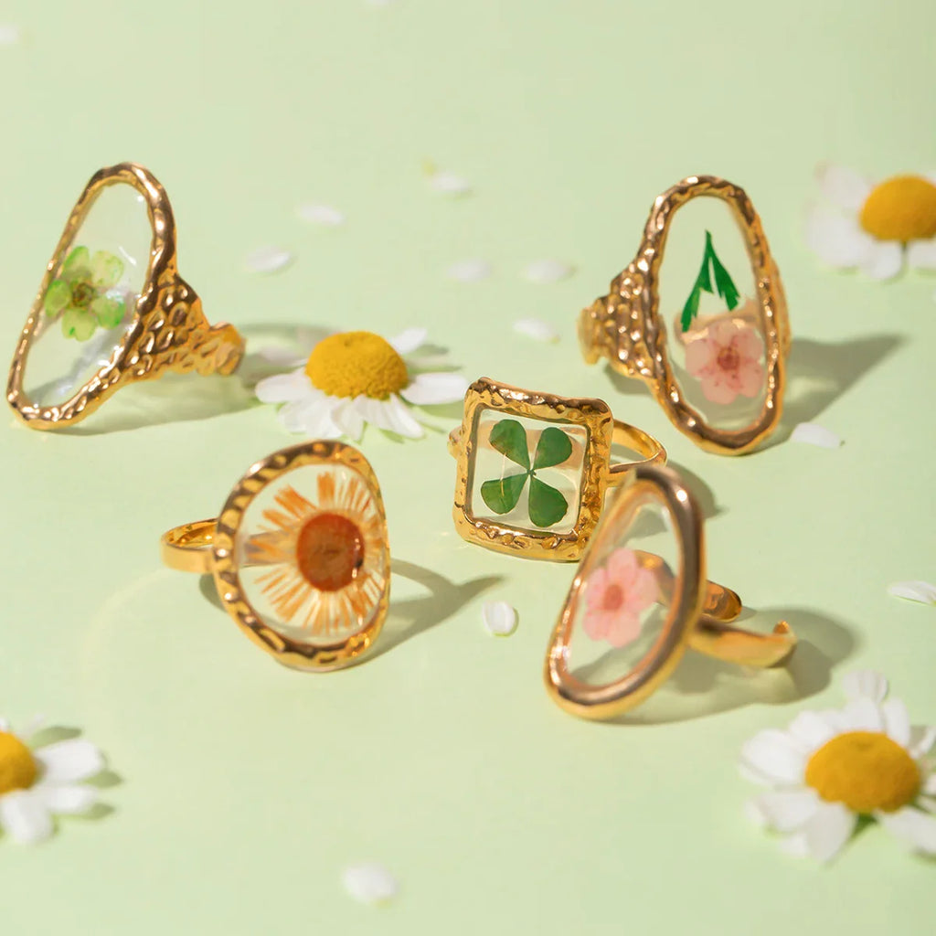 Velký prsten s květinou v průhledném rámečku