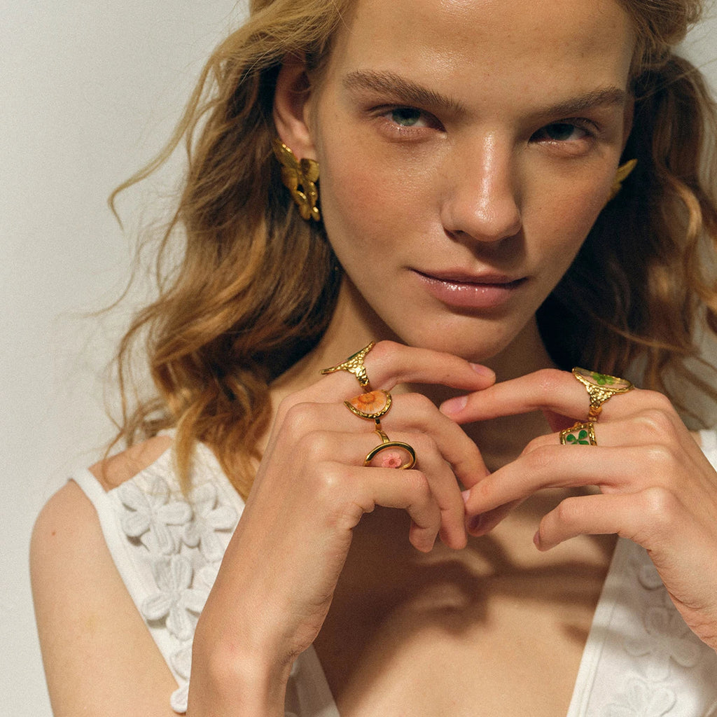 Velký prsten s květinou v průhledném rámečku