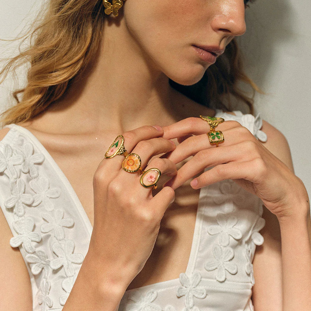 Velký prsten s květinou v průhledném rámečku