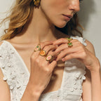 Duży pierścień kwiatowy w przezroczystej oprawie