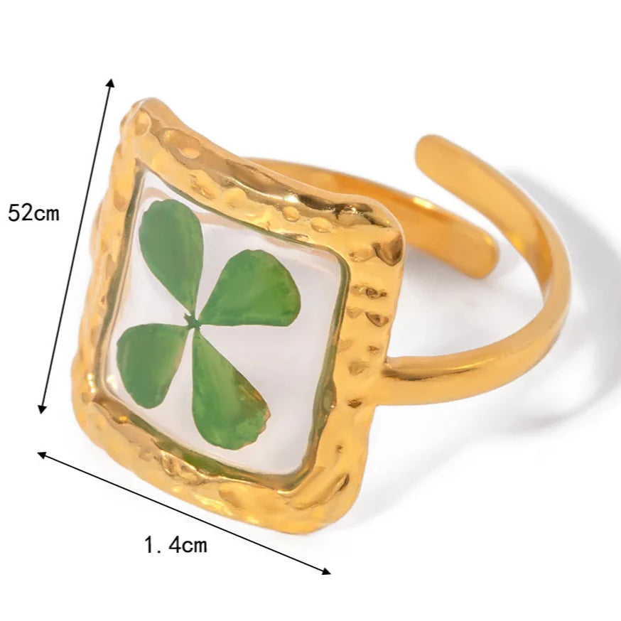 Duży pierścień kwiatowy w przezroczystej oprawie