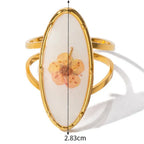 Duży pierścień kwiatowy w przezroczystej oprawie