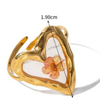 Duży pierścień kwiatowy w przezroczystej oprawie