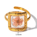 Duży pierścień kwiatowy w przezroczystej oprawie