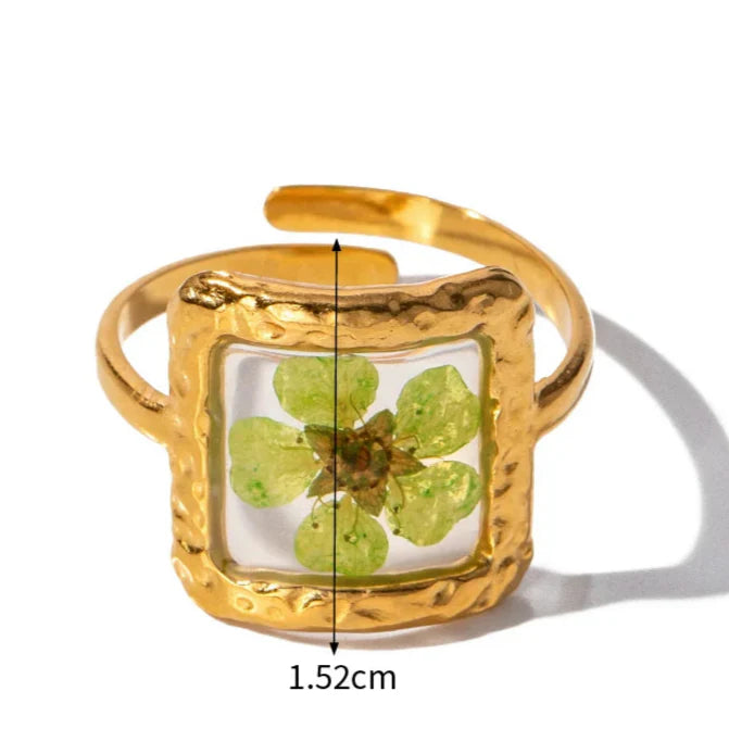 Velký prsten s květinou v průhledném rámečku