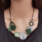 Naszyjnik z asymetryczną zawieszką w stylu boho szary