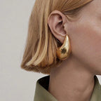 Imponujące kolczyki wkrętki w kształcie kropli wody złote