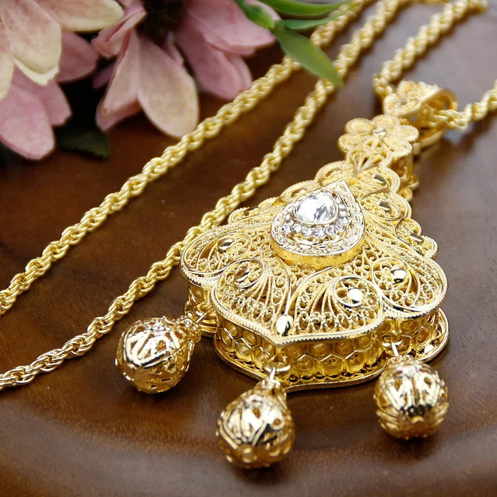 Długi naszyjnik z tradycyjną zawieszką ślubną na arabskie przyjęcie w kolorze białym
