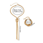 Długi naszyjnik z dekoltem i jego bransoletka z kokardką