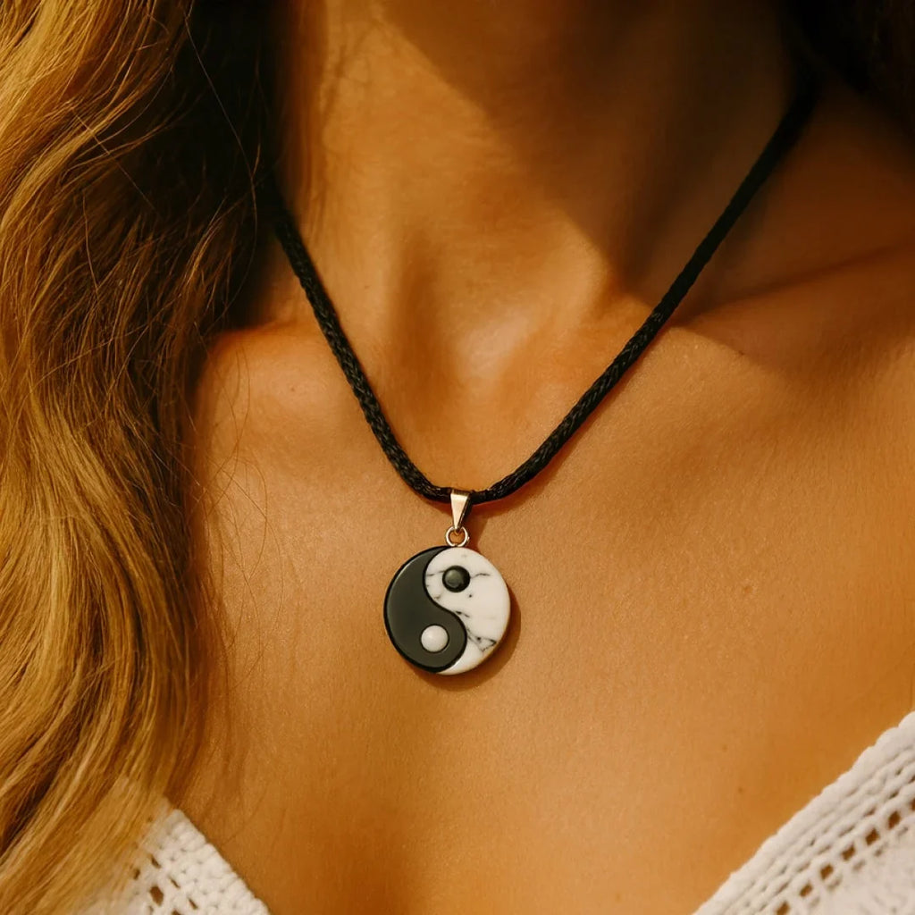 Wisiorek Yin-Yang z howlitu i czarnego obsydianu 