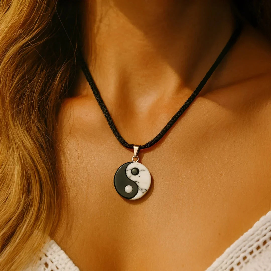 Wisiorek Yin-Yang z howlitu i czarnego obsydianu 
