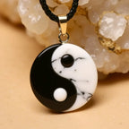 Wisiorek Yin-Yang z howlitu i czarnego obsydianu 