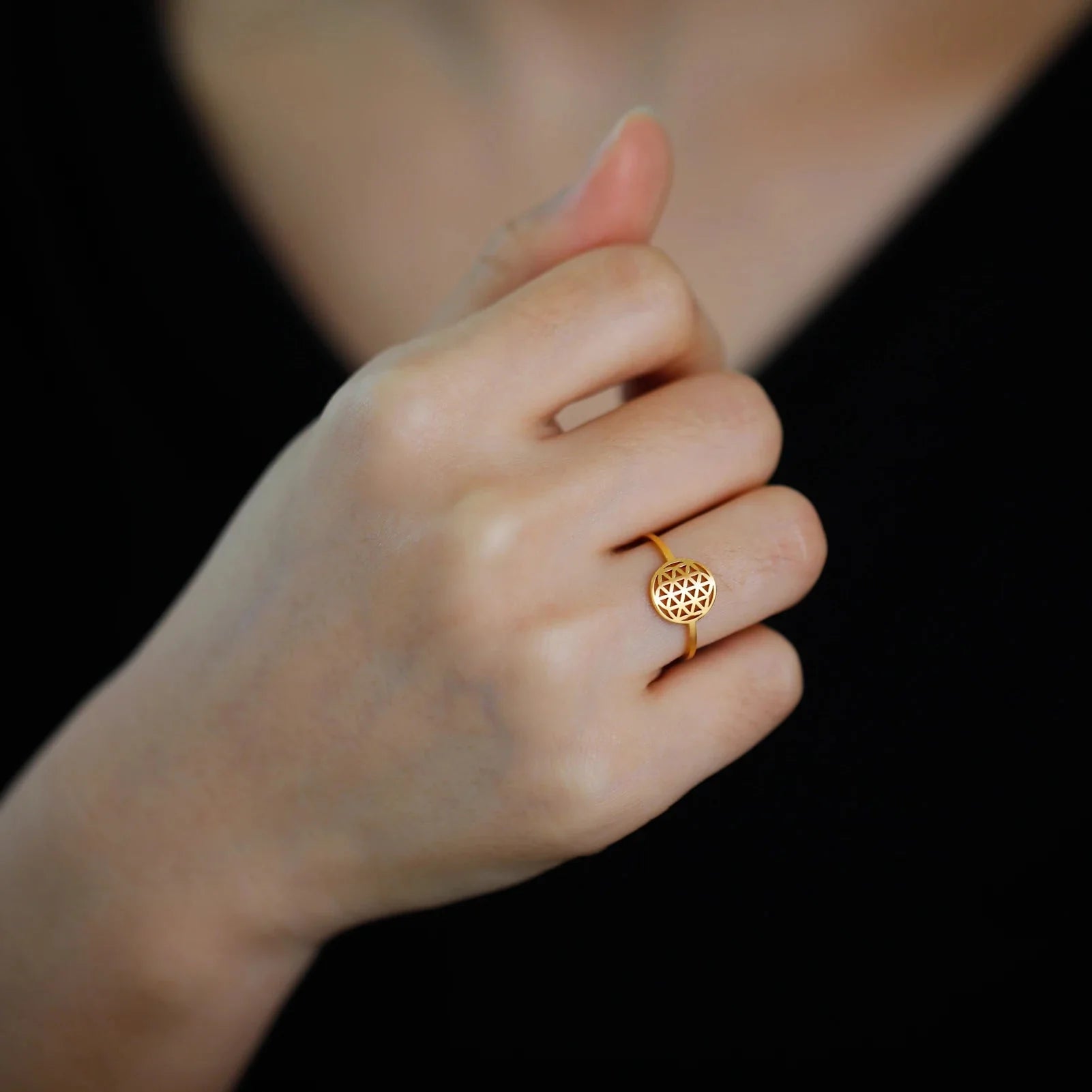 Mały pierścionek Kwiat Życia dla kobiet złoty