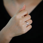 Mały pierścionek Kwiat Życia dla kobiet srebrny