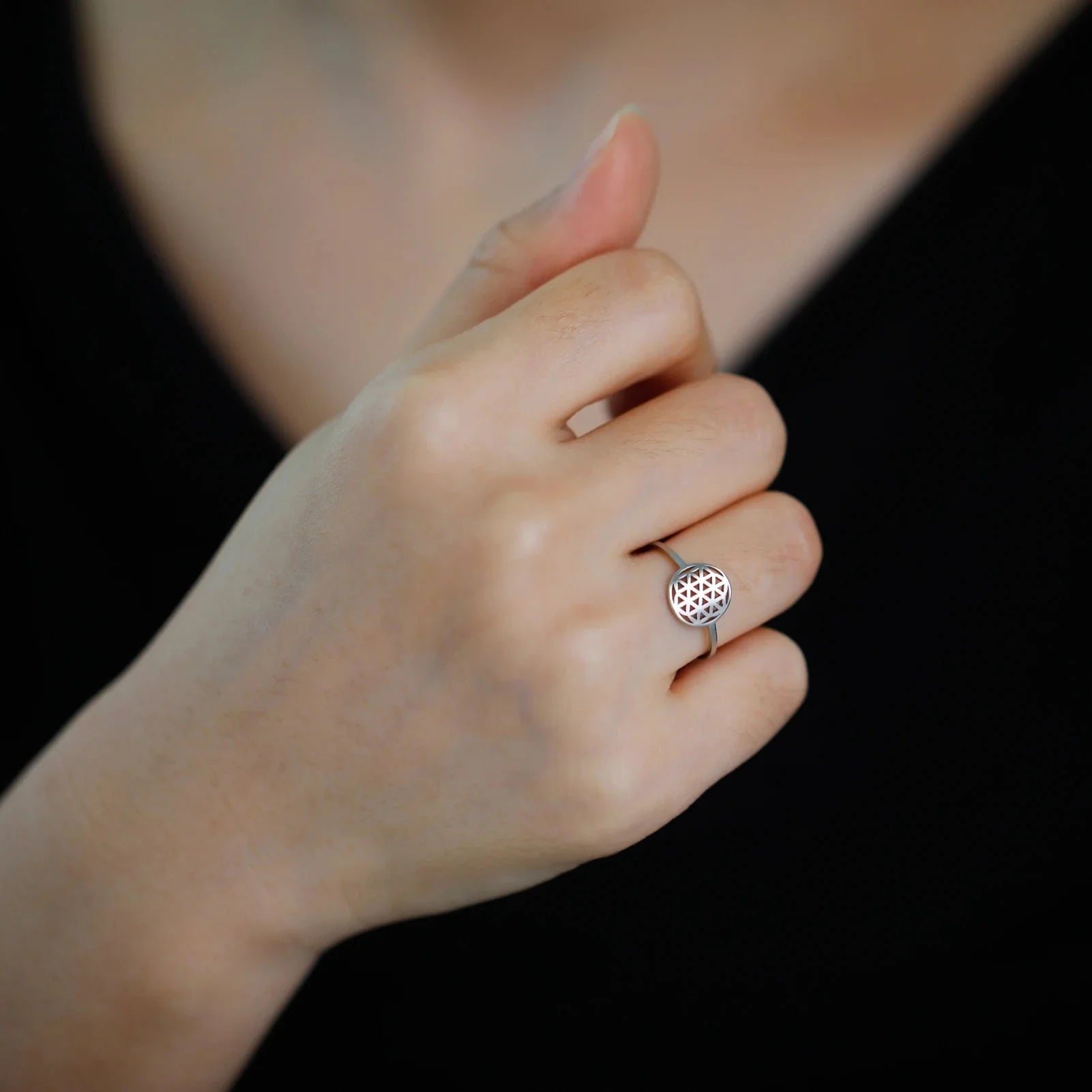 Mały pierścionek Kwiat Życia dla kobiet srebrny