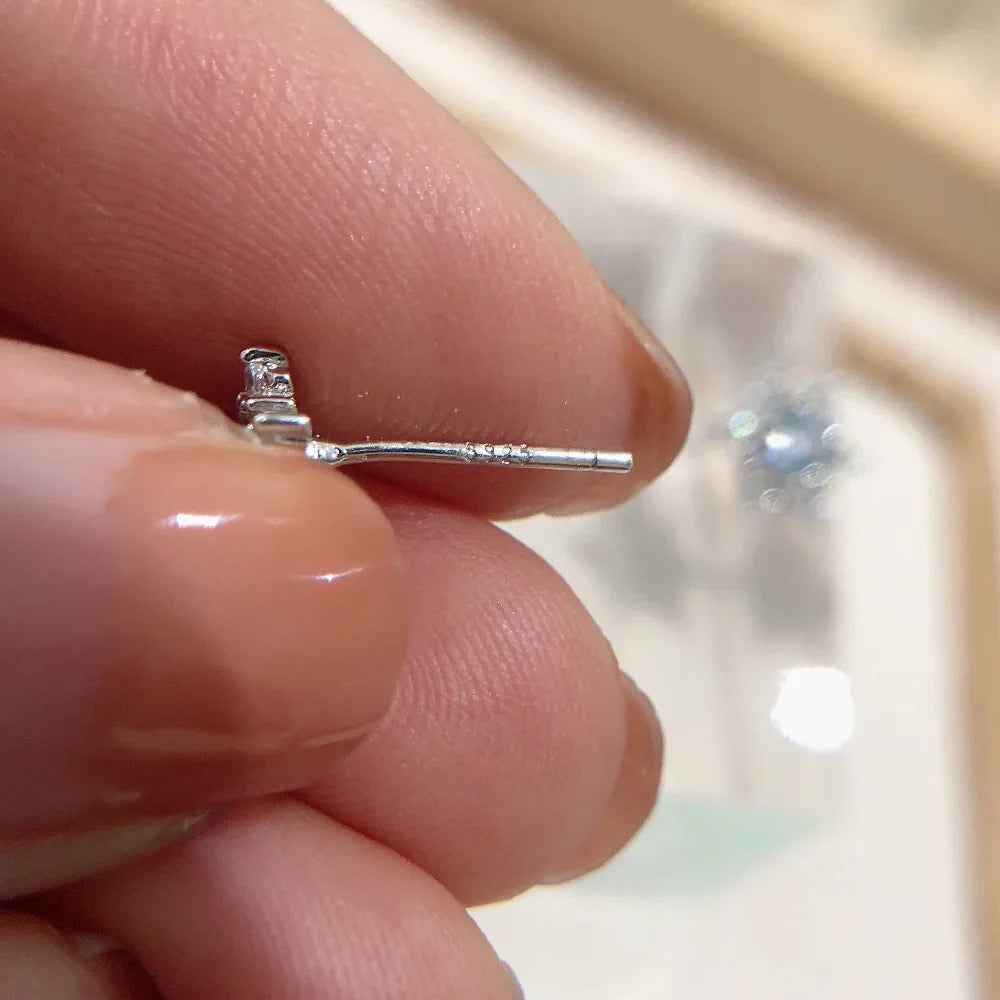 Małe srebrne kolczyki śnieżynki dla kobiet